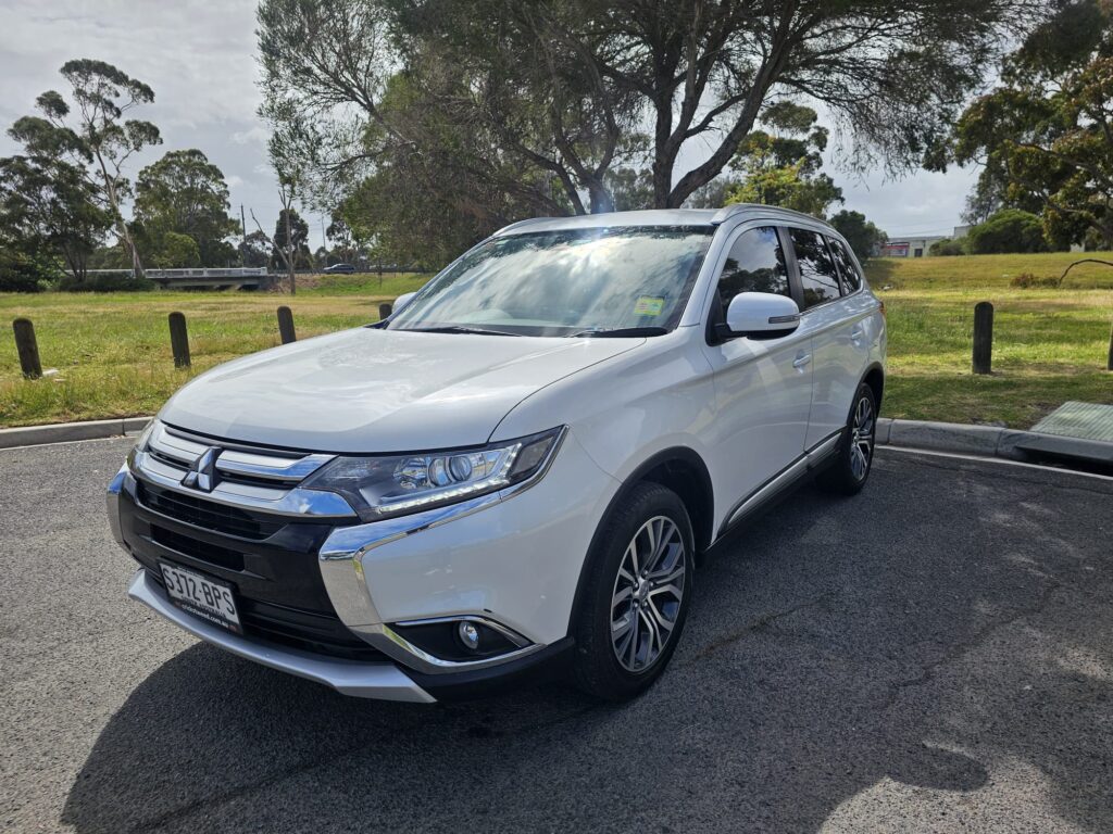 2017 Mitsubishi Outlander ZK MY17 LS Wagon 7st 5dr CVT 6sp 2WD 700kg 2.0i