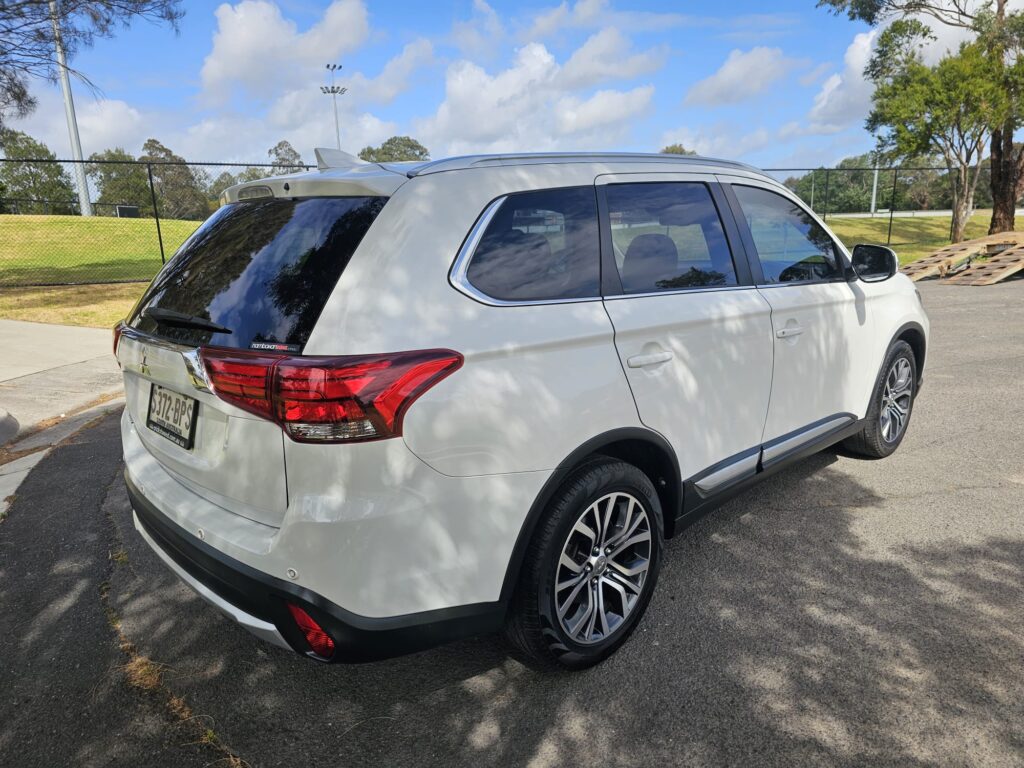 2017 Mitsubishi Outlander ZK MY17 LS Wagon 7st 5dr CVT 6sp 2WD 700kg 2.0i